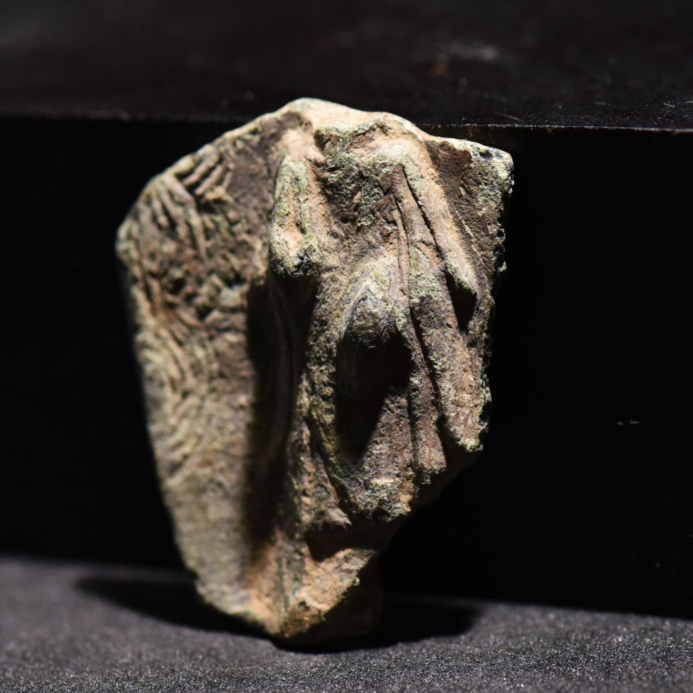 【良泉】【春节前最后一场】2月5日晚19.30点开拍！208组，本场结束后预存钱币的朋友请告知，将连同本场拍品一起邮寄，预祝诸位春节愉快！ 公元4-6世纪【板凳佛】残片，背面带铭文