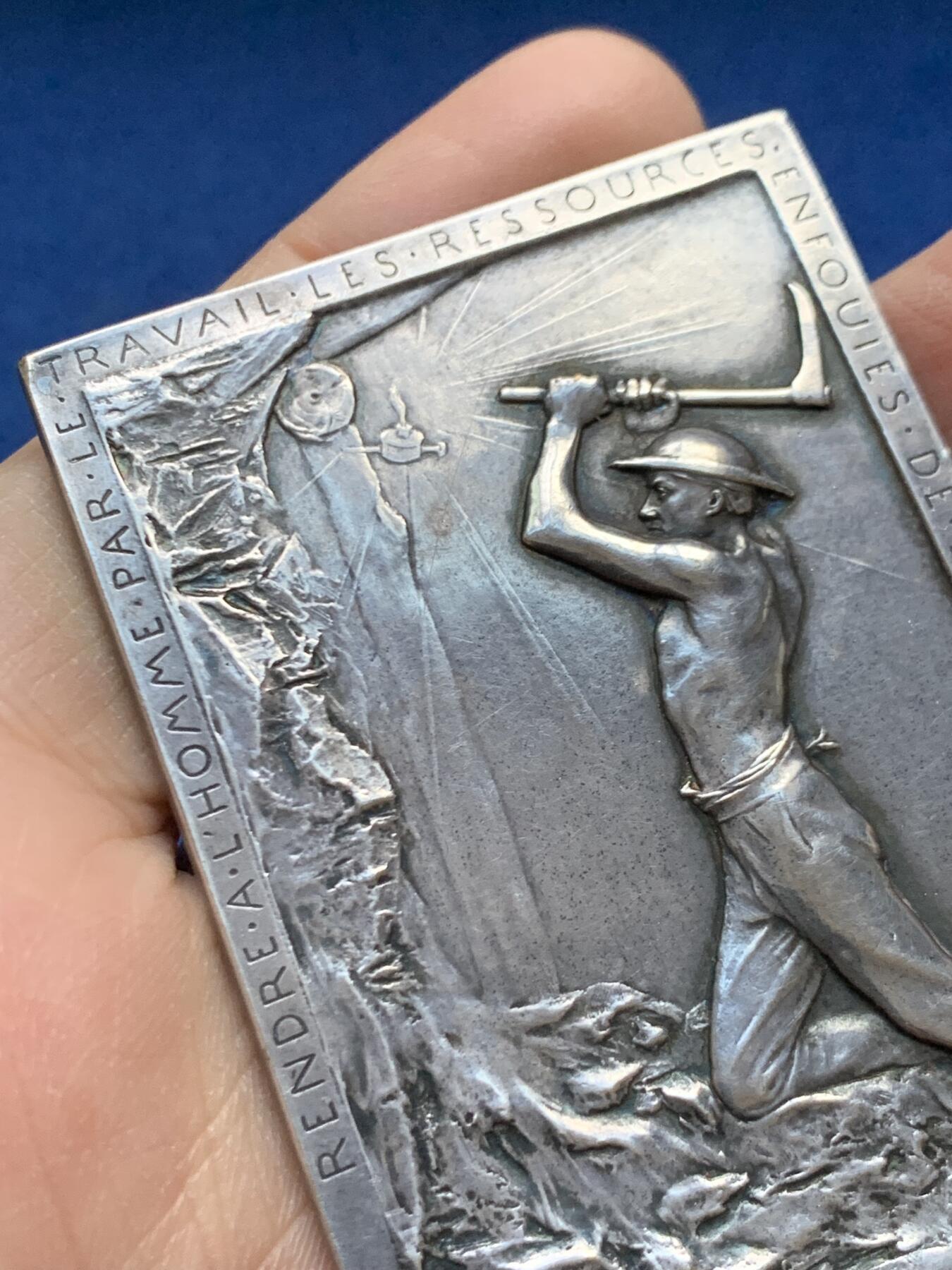 《竞宝斋》第458场 周日，周一，周二   3场连拍 （全场包邮）欢迎送拍 法国纪念章 1899年法国新艺术纪念章 法国朗斯矿业公司定制纪念章 镀银铜章 雕刻大师：O.Roty 直径：48.3*68mm，重量：75.2g，