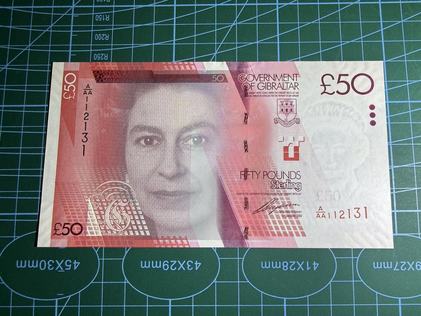 【炜奕收藏】，第五十七期，英联邦女王专场 2010年直布罗陀50镑，UNC品相，AAA首发冠号码数三无47全小号