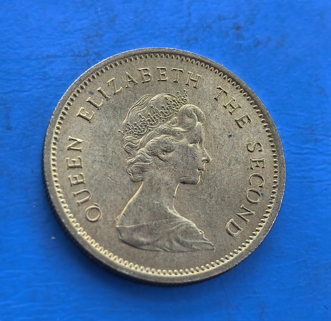 外国优质银币南亚香港苏联等专场，周六九点倒数截拍，满百包邮，持续收拍 原光1977年香港伍毫铜币，正面为英女王伊丽莎白二世侧面像，环刻 “QUEEN ELIZABETH THE SECOND” 字样；背面是 “香港 伍毫” 字样与英文 “FIFTY CENTS”。原光包浆保留了出厂时的细腻光泽，见证英属香港后期的货币历史，是近代殖民钱币收藏的优质品类。