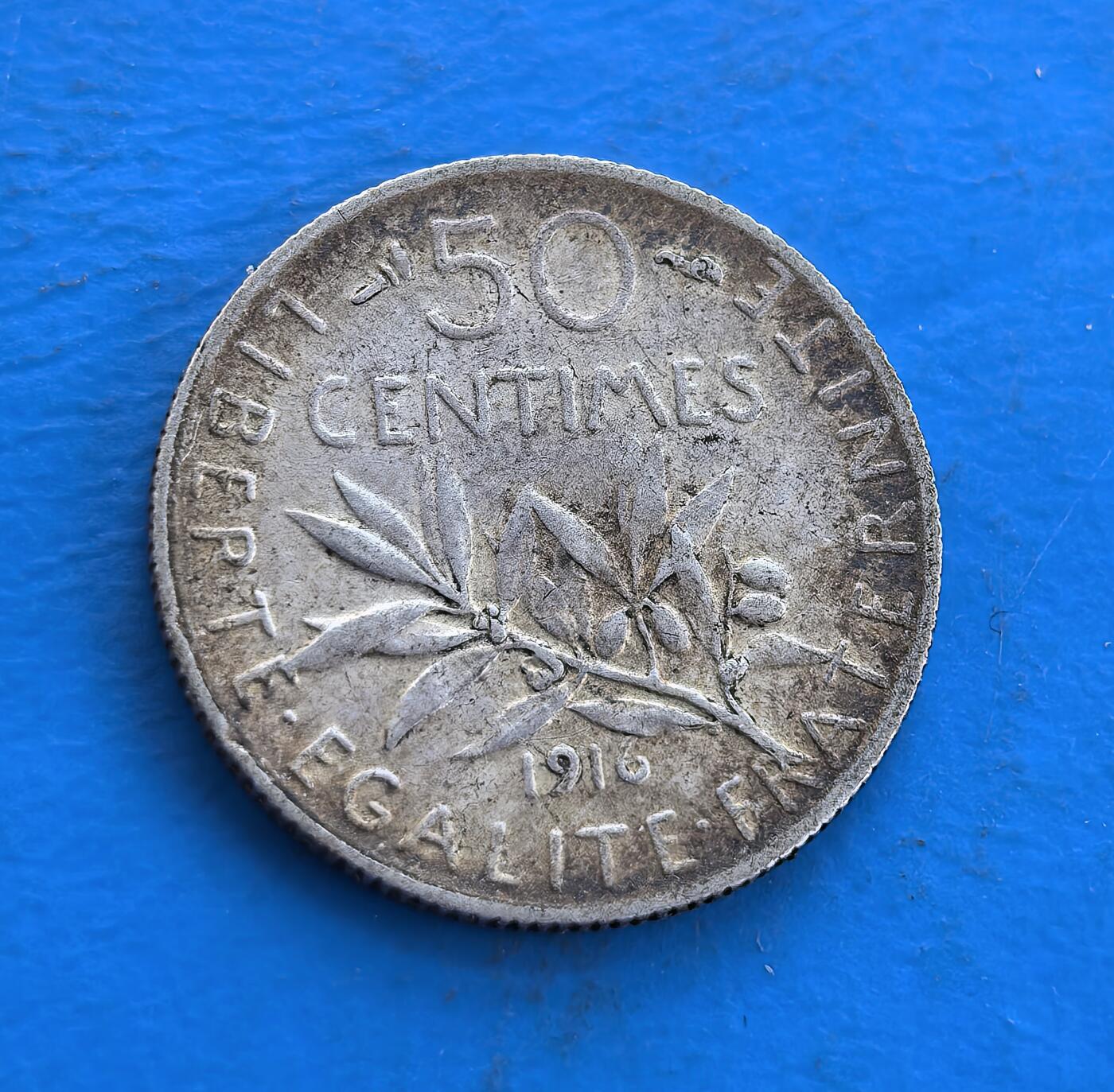 外国优质银币南亚香港苏联等专场，周六九点倒数截拍，满百包邮，持续收拍 法国 1916 年50 分播种女神银币，正面是经典播种女神浮雕，身姿舒展，动感十足；背面橄榄枝纹搭配 “自由、平等、博爱” 箴言，百年历史沉淀出温润包浆，兼具艺术美感与收藏价值。