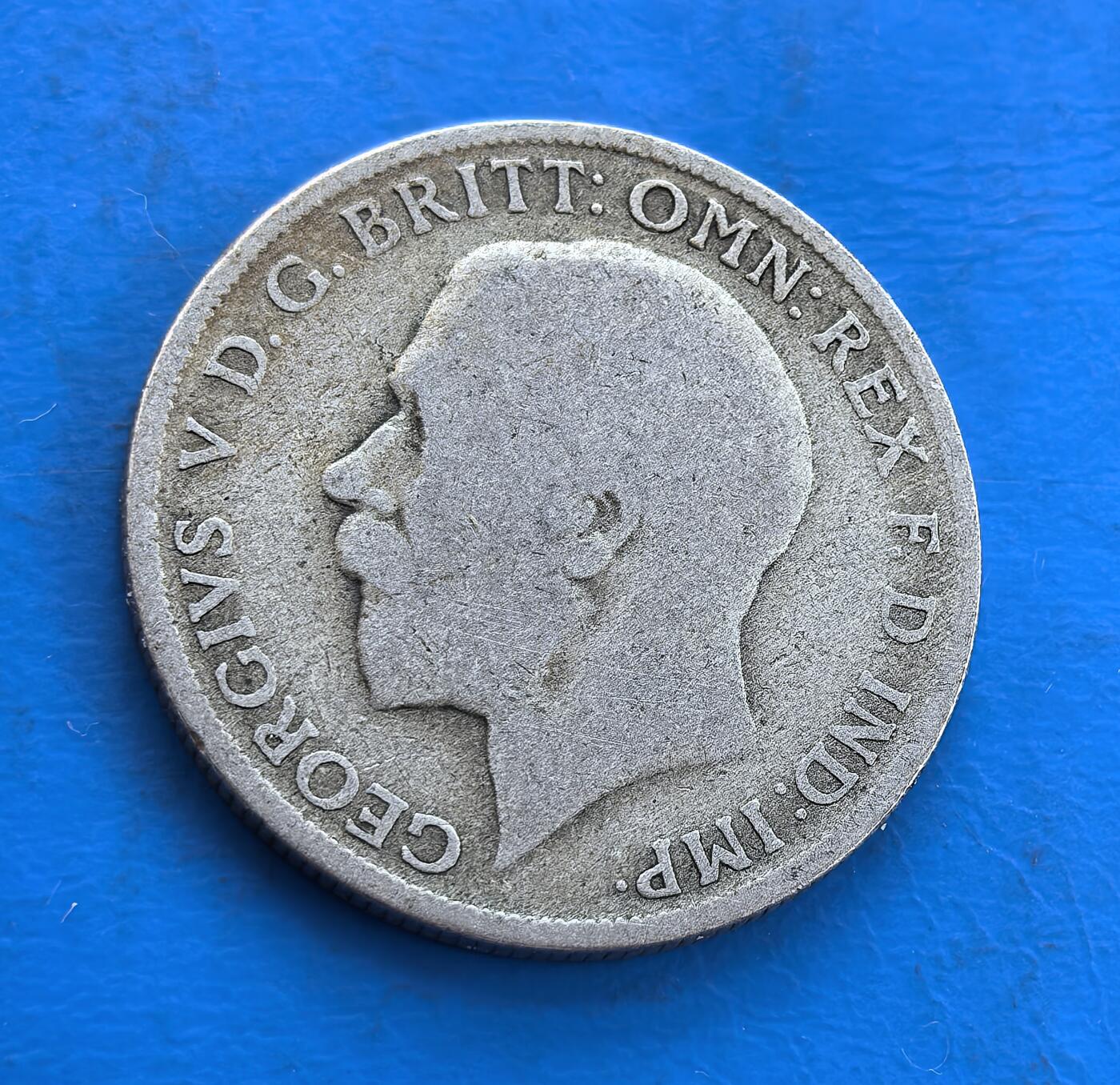 外国优质银币南亚香港苏联等专场，周六九点倒数截拍，满百包邮，持续收拍 英国乔治五世时期的佛罗林银币，正面是国王侧面像，轮廓沉稳刚毅，尽显英联邦王室风范；背面是四分盾纹国徽设计，细节厚重，温润包浆沉淀着 20 世纪初的历史底蕴，是兼具英伦特色与时代记忆的收藏币种。