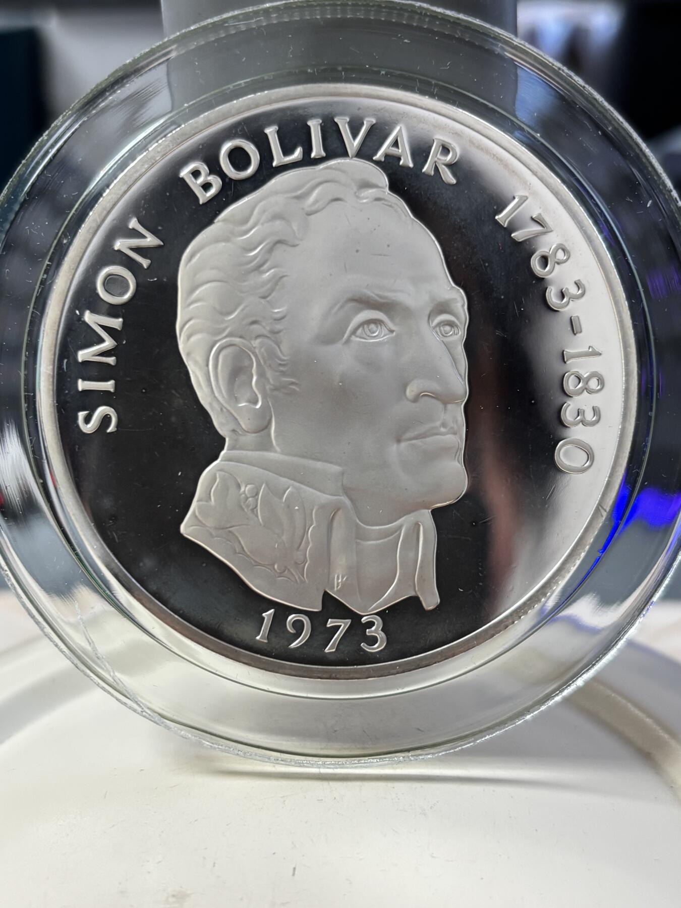 第188期拍卖 巴拿马1973年人物西蒙·博利卡130.51克纪念银币带盒证书，有瑕疵，直径60毫米，材料价2470