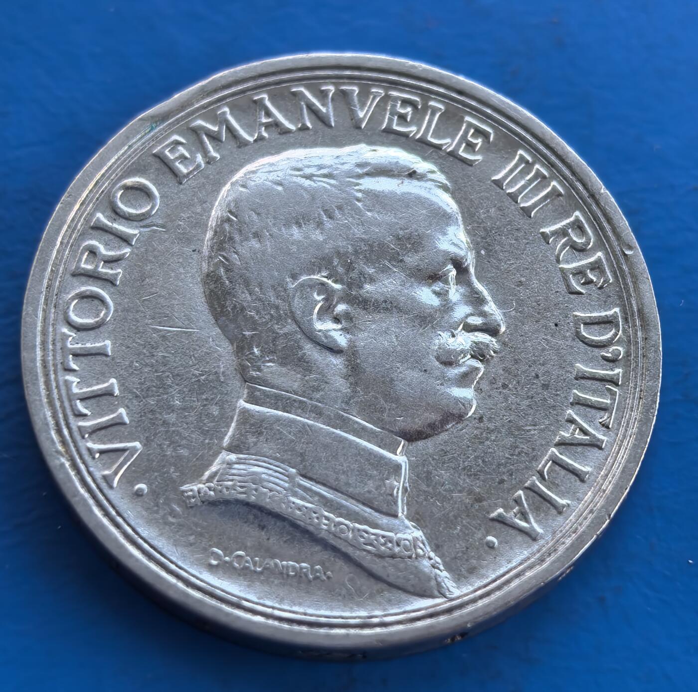 外国优质银币南亚香港苏联等专场，周六九点倒数截拍，满百包邮，持续收拍 意大利1916 年2 里拉银币，正面是维托里奥・埃马努埃莱三世国王侧面像，军装纹理清晰；背面为四马战车与胜利女神浮雕，动感十足，承载着意大利王国的历史厚重感，百年包浆更添韵味。