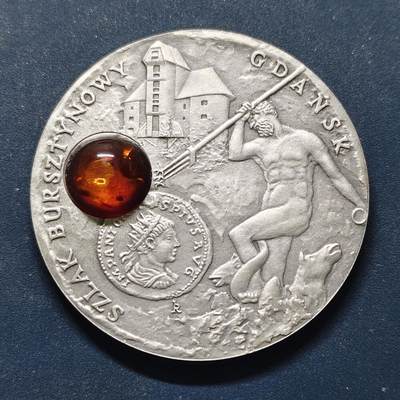 【全场包邮】纯粹捡漏拍495场-持续更新中 - 纽埃2008年1元琥珀之路格但斯克镶嵌琥珀石仿古克朗型纪念银币【38.61毫米28.28克，纯银价约523元（按20元银价折算）】