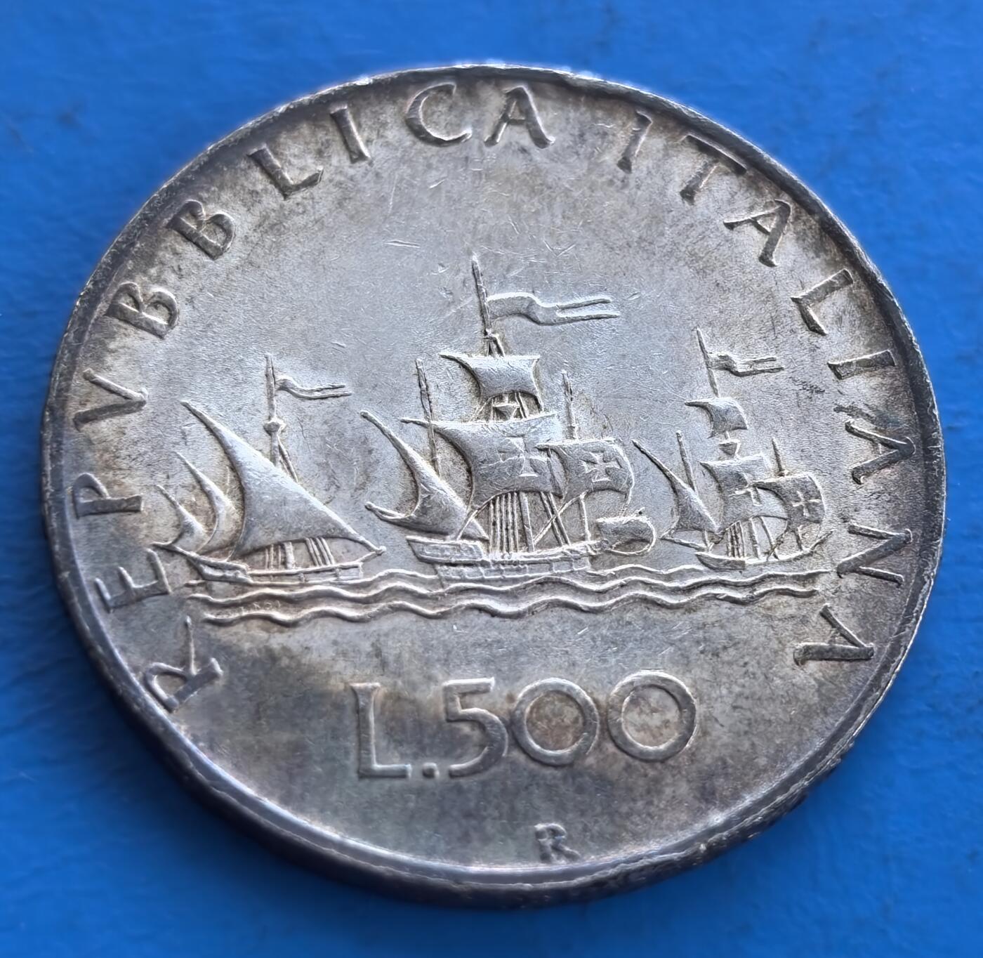 外国优质银币南亚香港苏联等专场，周六九点倒数截拍，满百包邮，持续收拍 意大利 500 里拉银币，正面是象征意大利的女性侧面像，边缘饰以几何纹，细节典雅；背面刻画三艘文艺复兴时期帆船，层次分明，承载航海文明记忆，温润包浆尽显历史质感。