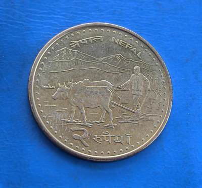 外国优质银币南亚香港苏联等专场，周六九点倒数截拍，满百包邮，持续收拍 - 尼泊尔农耕文化2 卢比，正面以珠穆朗玛峰为核心图案，搭配 “सगरमाथा”（珠穆朗玛峰）字样与星月、法轮等宗教符号，充满本土特色；背面刻画农夫犁田的场景，展现尼泊尔传统农耕文化，金属质感沉淀着时代气息，是兼具文化价值与收藏意义的币种。