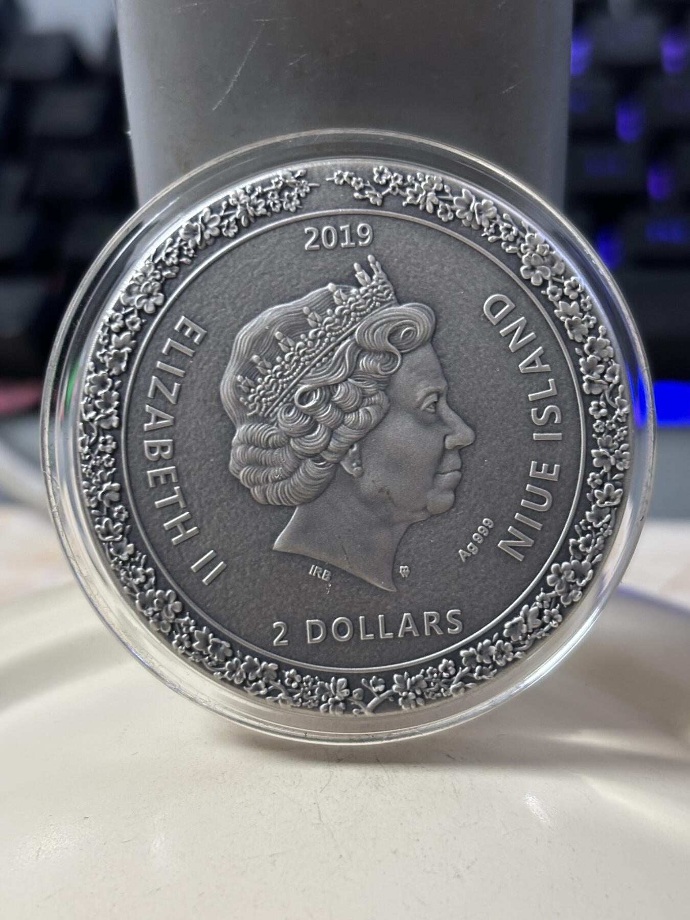 第188期拍卖 纽埃2019年日本文化系列(1)-艺伎茶艺 2盎司超高浮雕仿古镀金彩色银币. 999银，发行500枚