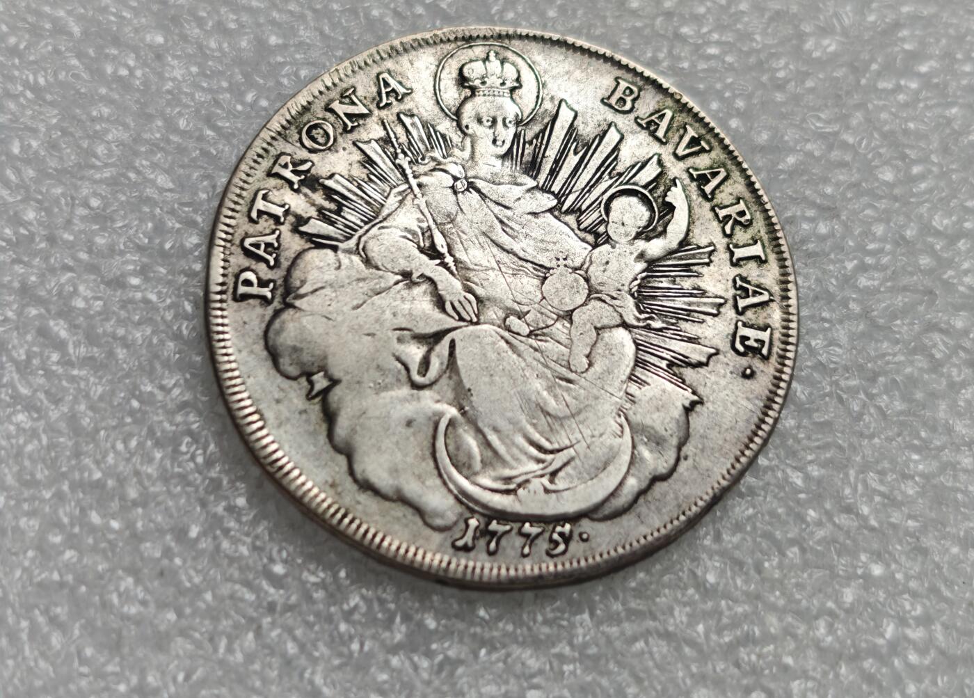 瓶子🏺第225期拍卖会  1775年巴伐利亚圣母抱婴1泰勒克朗型银币  正面中心有铸缺  工艺特征