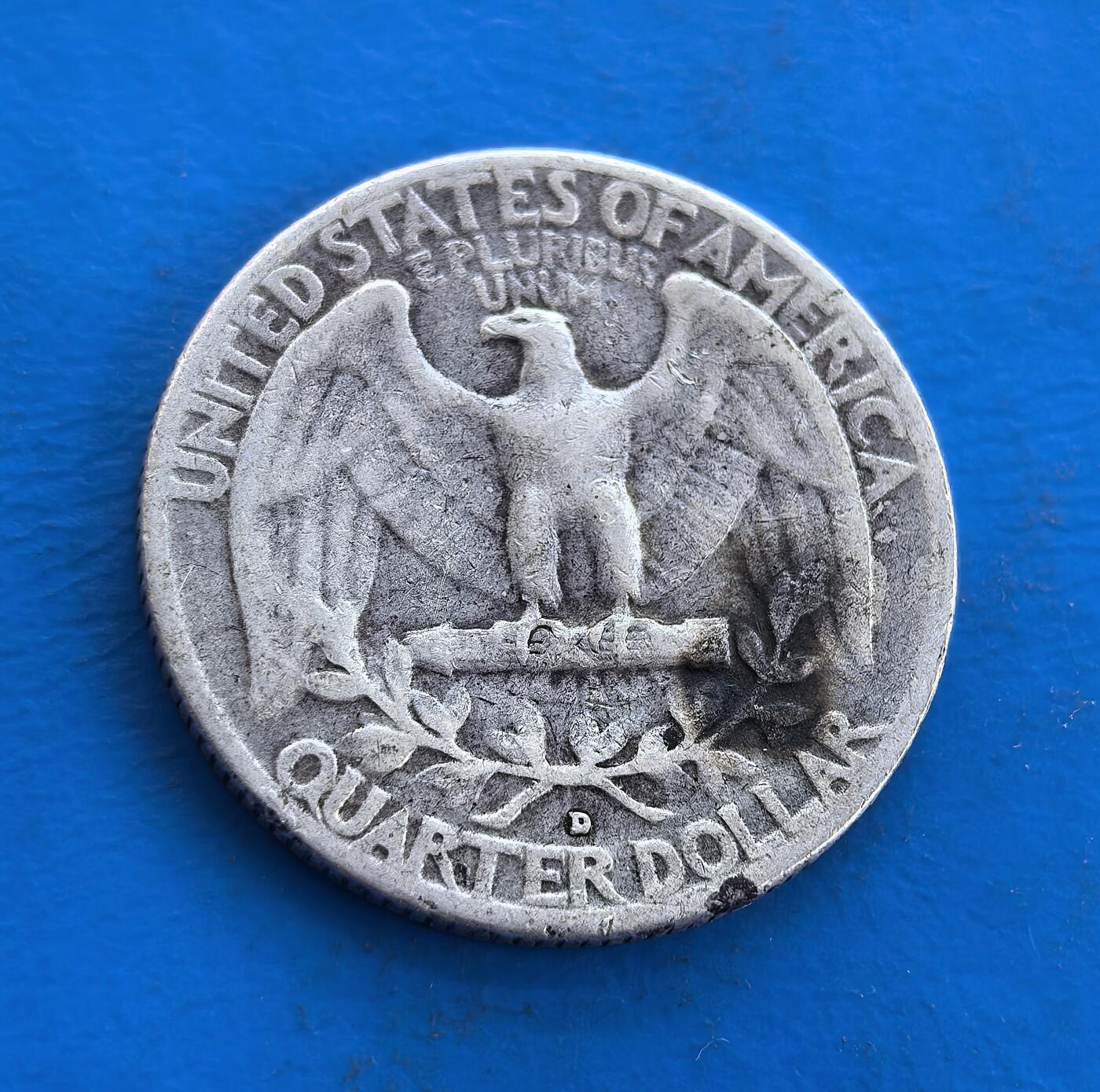 外国优质银币南亚香港苏联等专场，周六九点倒数截拍，满百包邮，持续收拍 美国1954年华盛顿 25 美分银币，正面是乔治・华盛顿侧面像，轮廓虽经流通磨损仍显沉稳威严；背面为展翅雄鹰与橄榄枝图案，承载战后美国流通币历史，银质包浆温润，兼具历史纪念与收藏价值。