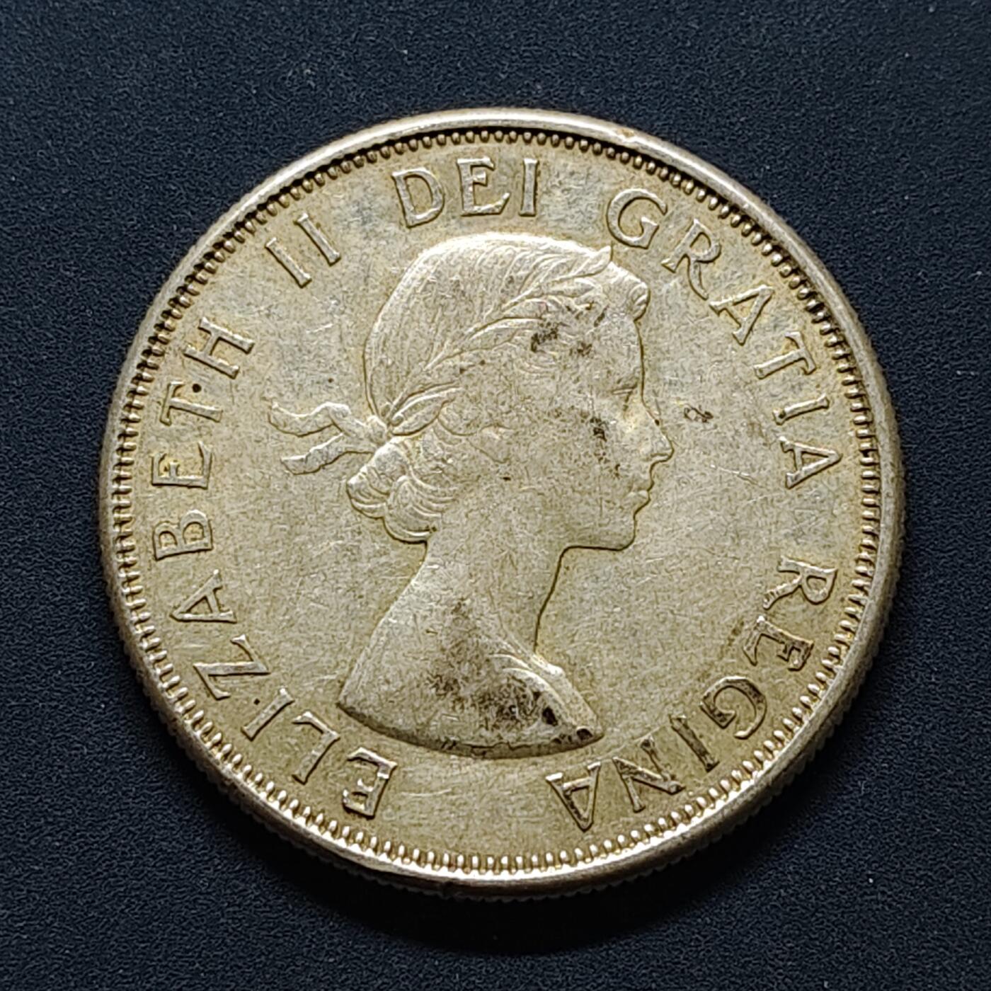 【全场包邮】纯粹捡漏拍494场 加拿大1961年女王50分银币【29.7毫米11.66克，纯银价约187元（按20元银价折算）】