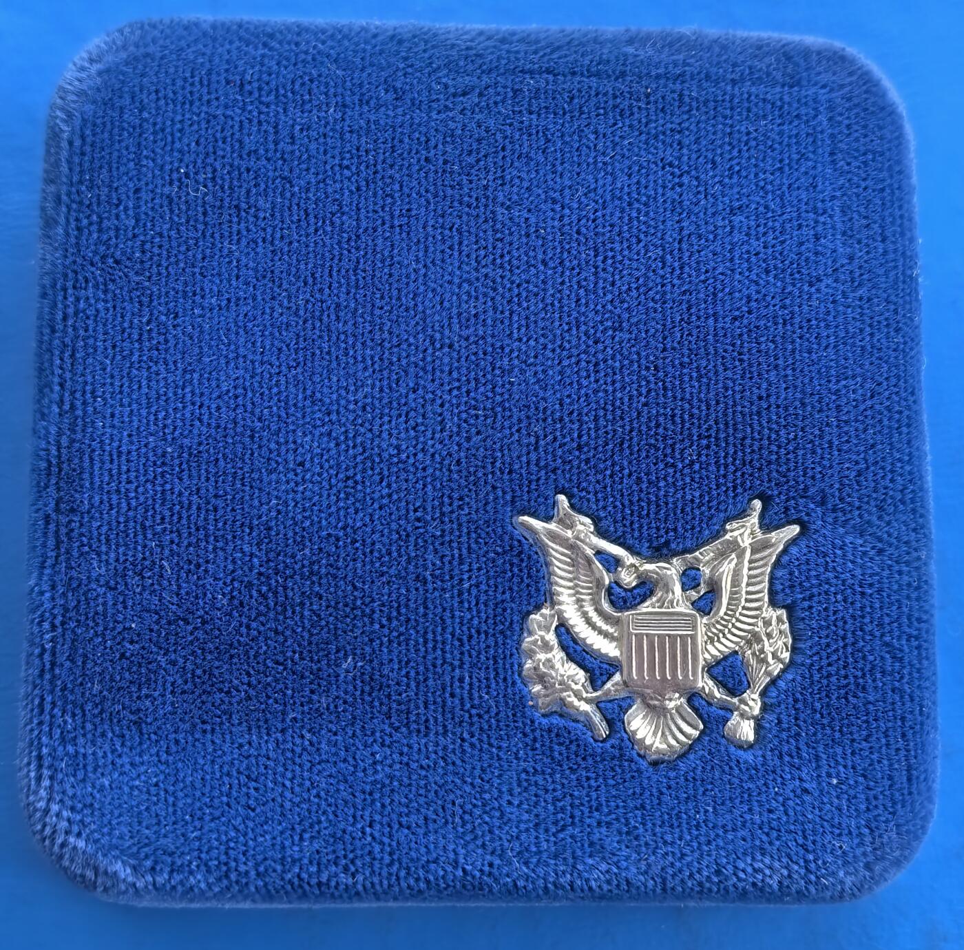 外国优质银币南亚香港苏联等专场，周六九点倒数截拍，满百包邮，持续收拍 美国1986 年自由女神像百年精制银币带原盒，正面是自由女神像与埃利斯岛移民大楼，象征美国移民历史；背面是火炬与《新巨人》诗句，兼具历史纪念意义与艺术收藏价值。