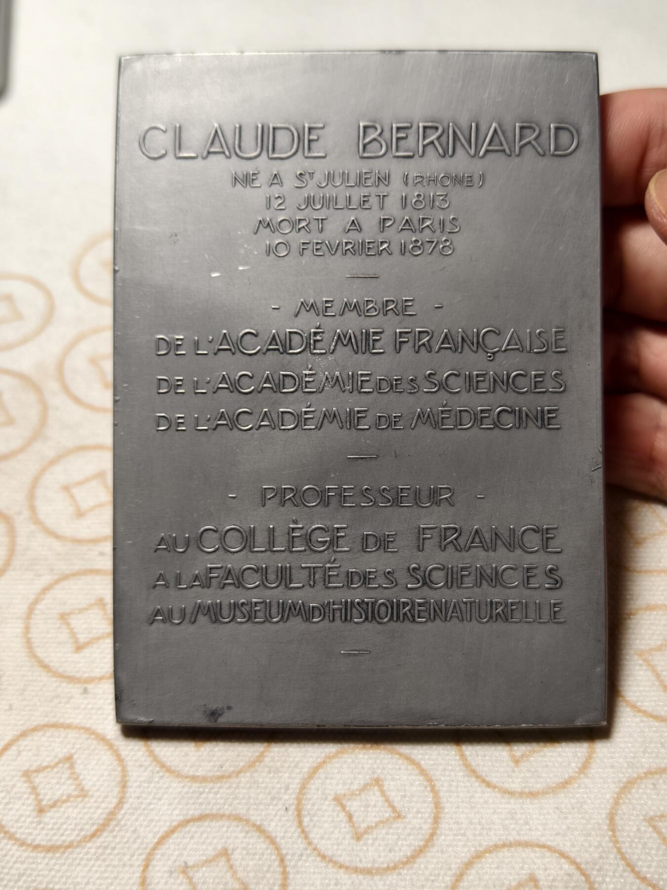 抚柳草堂-第八期章牌钱币 奖章勋章限时免佣 满百包邮 放漏专场 1913法国生物学家克劳德纳德诞辰百年铝质纪念章  重133.9g 80*110.5mm 三角边铭 原盒美品 特殊材质保存不易