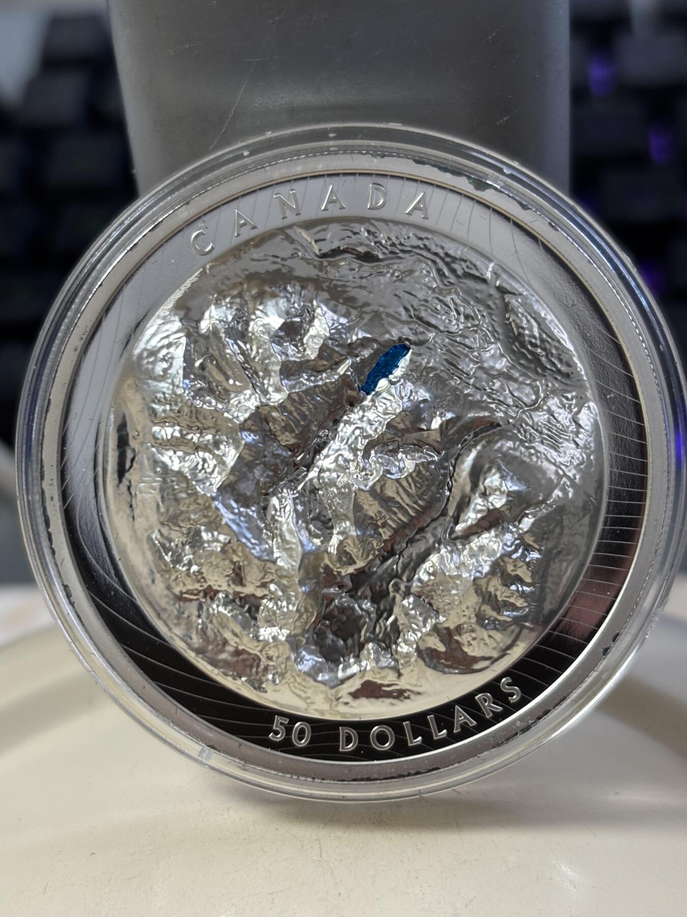 第188期拍卖 加拿大2021年落基山脉明珠路易斯湖潮高浮雕银币，9999银，82.3克，发行3000枚