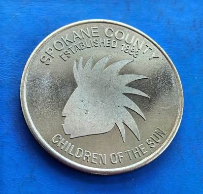 外国优质银币南亚香港苏联等专场，周六九点倒数截拍，满百包邮，持续收拍 - 发行量仅2000枚，美国华盛顿州斯波坎县的建州百年纪念币（直径40mm，重21.8克），搭配州花、雷尼尔山与飞鸟浮雕；呈现当地原住民 “太阳之子” 的标志性剪影。细腻包浆承载地域历史与文化，兼具纪念与收藏价值，是美国地方纪念币的特色品类