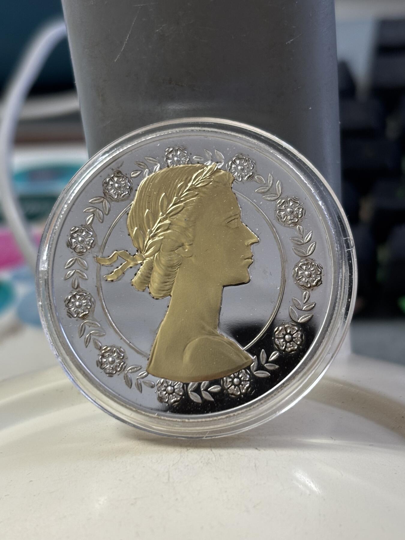 第188期拍卖 新西兰2015在位时间最长君主女王头像旋转镀金银币，999银镀金，发行2015枚