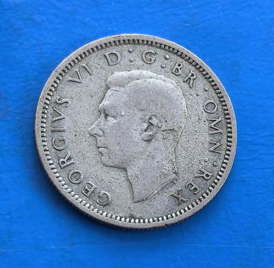 外国优质银币南亚香港苏联等专场，周六九点倒数截拍，满百包邮，持续收拍 - 英国1945 年乔治六世六便士银币，正面是国王侧面像，轮廓简洁利落；背面皇冠下 “GR” 花体纹搭配年份，设计精致，温润包浆沉淀着二战末期的历史感，是英联邦钱币中兼具王室风格与时代记忆的收藏品。