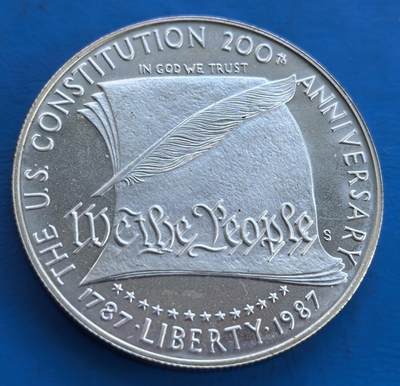 外国优质银币南亚香港苏联等专场，周六九点倒数截拍，满百包邮，持续收拍 - 美国1987 年宪法二百周年纪念银币，正面以羊皮纸与羽毛笔呈现 “我们人民” 铭文，象征宪法精神；背面刻画制宪者群像，历史场景鲜活，兼具纪念意义与艺术收藏价值。