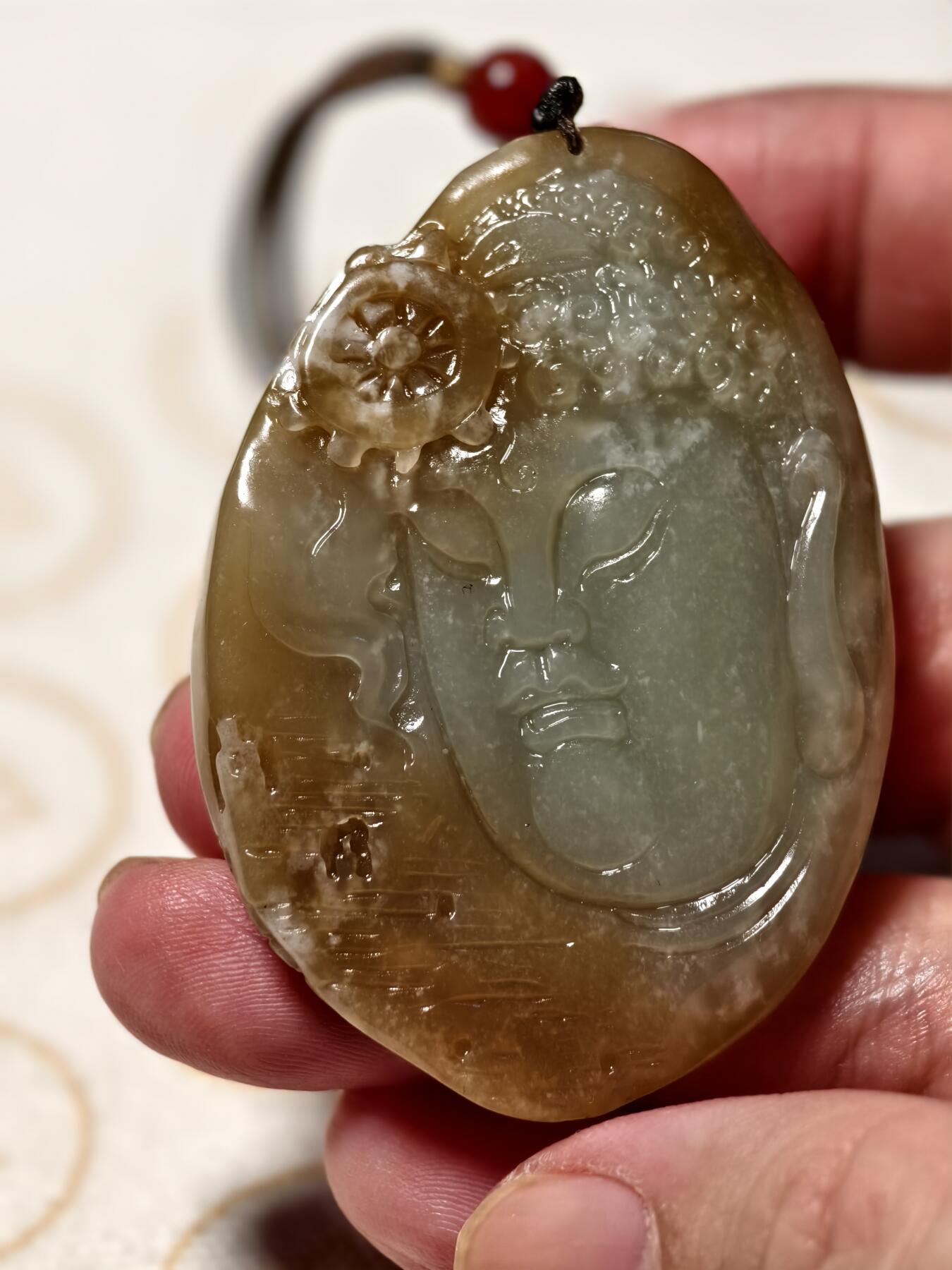 抚柳草堂-第八期章牌钱币 奖章勋章限时免佣 满百包邮 放漏专场 和田玉新疆且末料纯手工雕刻一念之间 玉质油润 质地均匀 长59mm款41mm重44.9g 