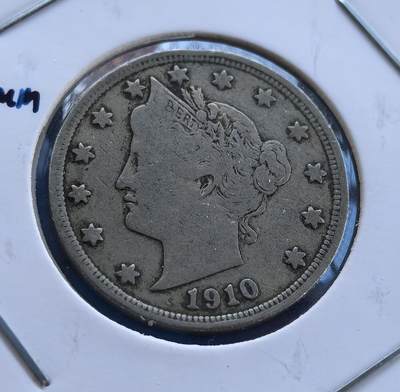 外国优质银币南亚香港苏联等专场，周六九点倒数截拍，满百包邮，持续收拍 - 美国 1910年 V 字 5 美分，正面是头戴冠冕的自由女神侧面像，周围环绕星纹，轮廓虽经岁月磨损仍显庄重；背面为橄榄枝环绕的 “V” 字标识，承载美国早期流通币历史，百年包浆沉淀复古质感。