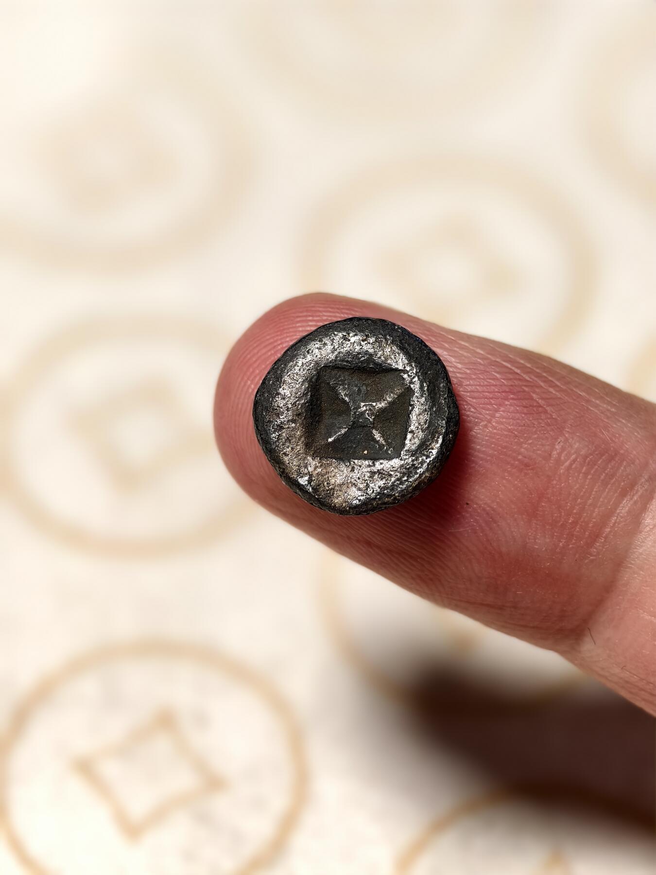 抚柳草堂-第八期章牌钱币 奖章勋章限时免佣 满百包邮 放漏专场 三佛齐王国末期至满者伯夷王国早期打制小银币 1.4g重正面有檀香花徽记，背面爪哇岛文，面值1 Unit或称Masa