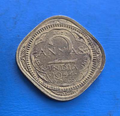 外国优质银币南亚香港苏联等专场，周六九点倒数截拍，满百包邮，持续收拍 - 英属印度 1944年发行的 2 安娜方形铜币，正面是国王乔治六世的侧面像，环绕 “GEORGE VI KING EMPEROR” 字样，展现殖民统治印记；背面是星月纹饰与 “2 ANNAS” 面值，辅以多种本土文字，古朴铜锈沉淀着二战时期的历史气息，是极具收藏价值的殖民时期币种。