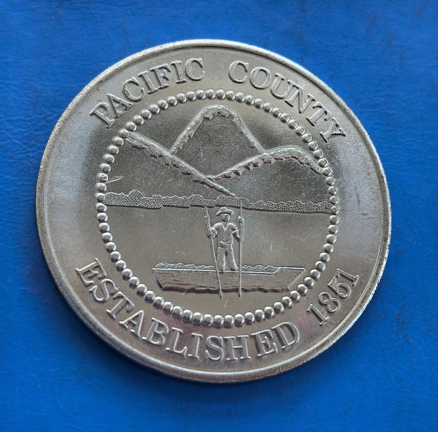 外国优质银币南亚香港苏联等专场，周六九点倒数截拍，满百包邮，持续收拍 发行量仅2000枚，美国华盛顿州太平洋县的纪念币（直径40mm，重21.8克），搭配州花、雷尼尔山与飞鸟浮雕；呈现当地标志性的皮划艇与海岸山脉景观，细腻包浆承载地域文化，兼具纪念与收藏价值，是美国地方纪念币的特色品类。