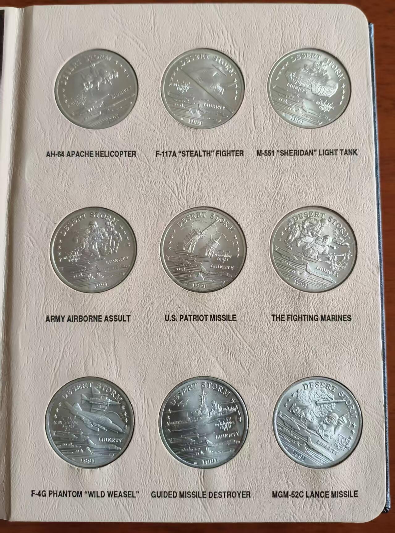 ❤️【币观天下】❤️ 第339期钱币拍卖- 2026.1.16周五晚上6点半场-长期征集拍品 赫特河1991年海湾战争纪念套币 名誉品，军事爱好者的不二选择，全套45枚，面值5元，图案为参战的各种武器，M60/F15/F18/陶氏反坦克导弹/爱国者/驱逐舰/潜艇等海陆空各种武器，作为第一个因为新冠而灭亡的国家，此套赫特河省的全副武装和沉甸甸的手感让你真正体会到人无我有，人有我精！