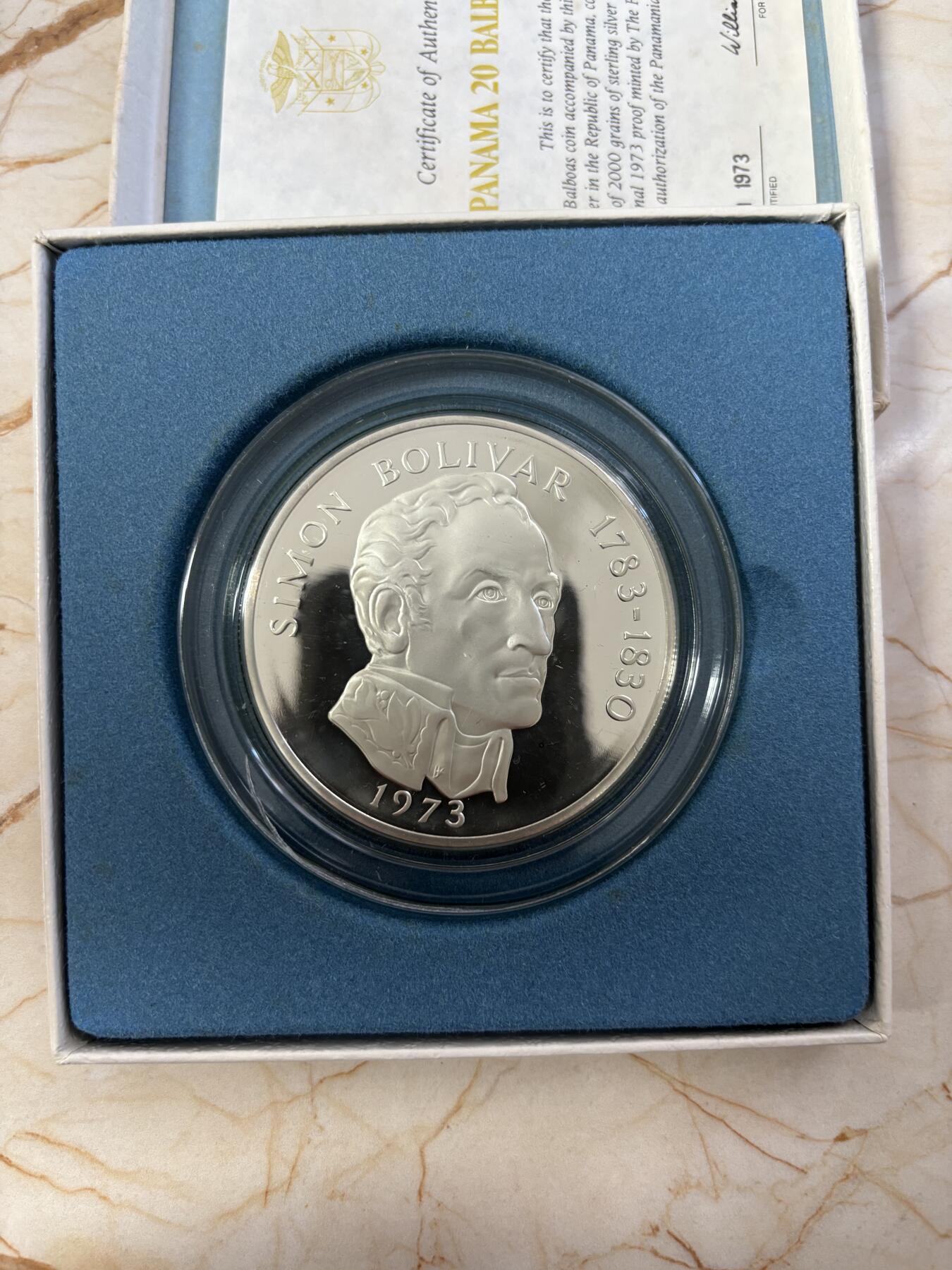 第188期拍卖 巴拿马1973年人物西蒙·博利卡130.51克纪念银币带盒证书，有瑕疵，直径60毫米，材料价2470