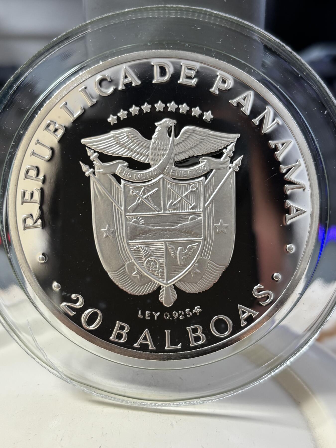 第188期拍卖 巴拿马1973年人物西蒙·博利卡130.51克纪念银币带盒证书，有瑕疵，直径60毫米，材料价2470