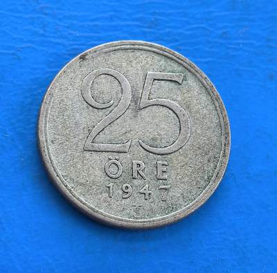外国优质银币南亚香港苏联等专场，周六九点倒数截拍，满百包邮，持续收拍 - 瑞典 1947年25 欧尔银币，正面是瑞典王室皇冠浮雕，细节精致，尽显北欧王室庄重质感；背面大数字 “25” 搭配年份，设计简洁有力，温润包浆沉淀岁月痕迹，是兼具北欧历史底蕴与极简设计美学的收藏小币。