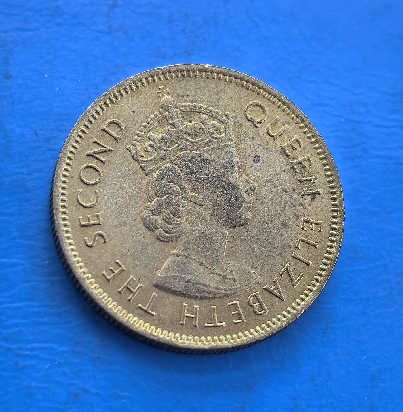 外国优质银币南亚香港苏联等专场，周六九点倒数截拍，满百包邮，持续收拍 原光香港1978年一毫铜币，正面为英女王伊丽莎白二世侧面像，环刻 “ELIZABETH THE SECOND QUEEN” 字样；背面是 “香港 一毫” 字样与英文 “TEN CENTS”。原光包浆保留出厂光泽，见证英属香港末期货币历史，是近代殖民钱币收藏的优质品类。