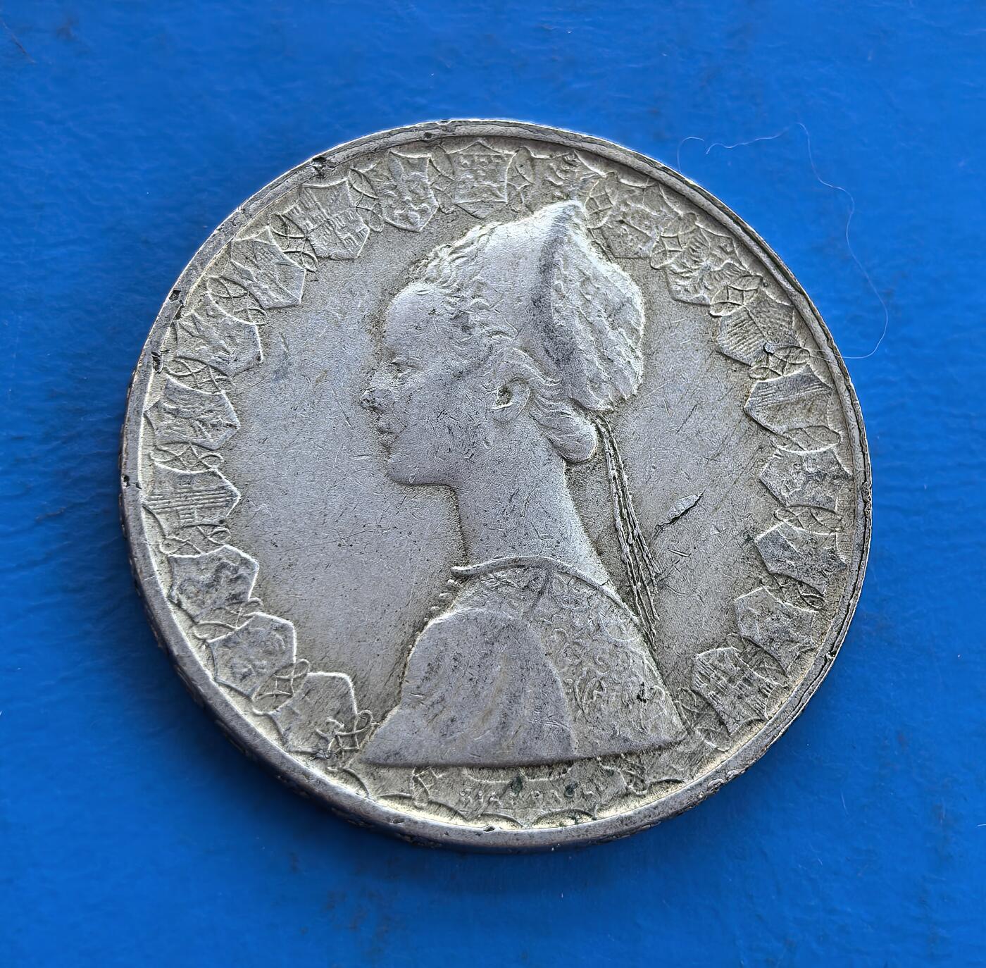 外国优质银币南亚香港苏联等专场，周六九点倒数截拍，满百包邮，持续收拍 意大利共和国 500 里拉银币，正面是象征意大利航海文明的三艘古帆船浮雕，细节清晰；背面为头戴花冠的自由女神侧面像，边缘饰以麦穗纹，承载意大利战后货币史，银质包浆温润，兼具艺术美感与收藏价值。