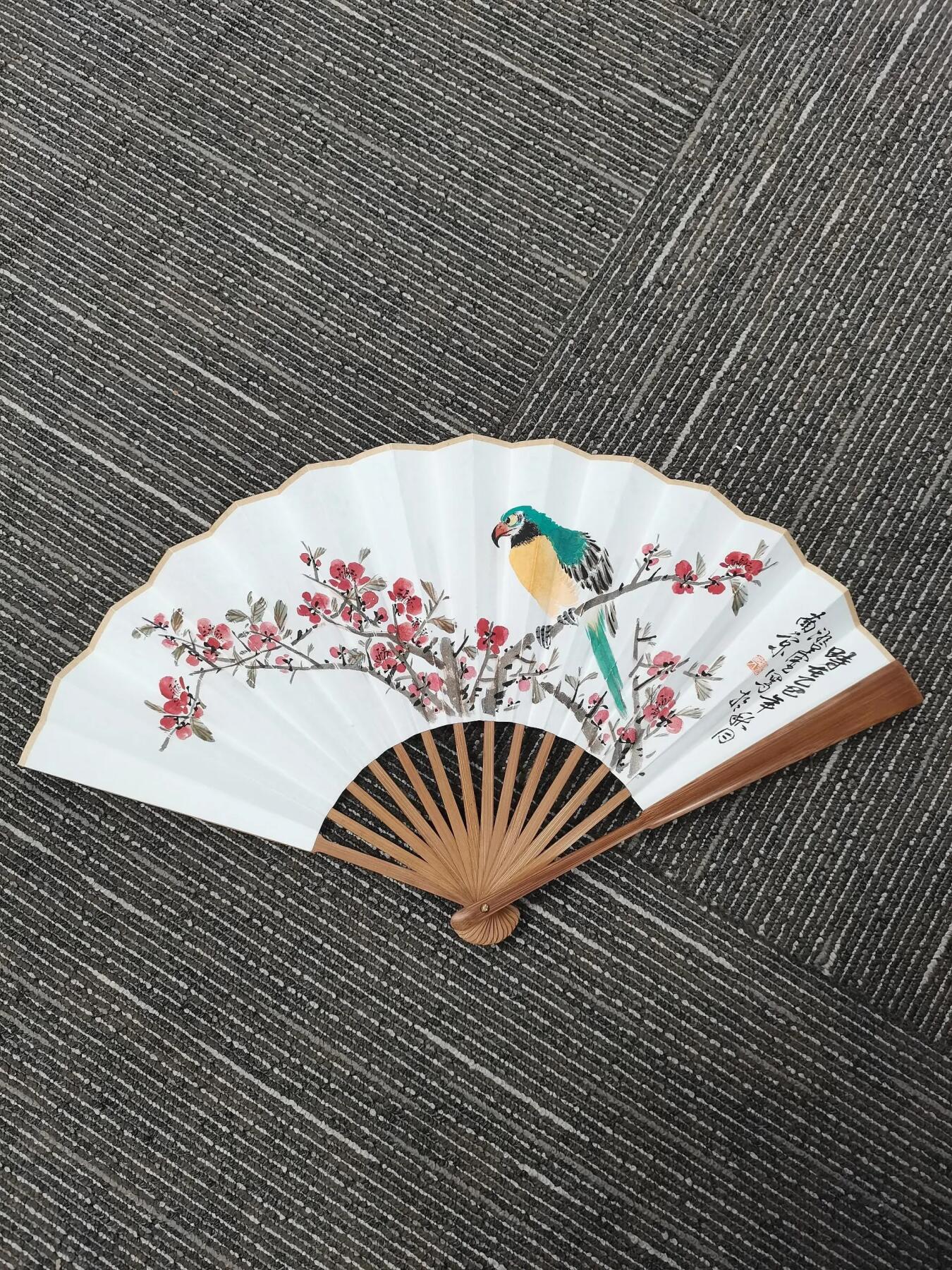 抚柳草堂-第八期章牌钱币 奖章勋章限时免佣 满百包邮 放漏专场 纯手绘花鸟诗文折扇 实力派画家纯手绘 笔墨丰富构图完整 开合设计效果好 长30cm宽2.8cm 