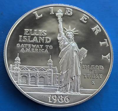 外国优质银币南亚香港苏联等专场，周六九点倒数截拍，满百包邮，持续收拍 - 美国1986 年自由女神像百年精制银币带原盒，正面是自由女神像与埃利斯岛移民大楼，象征美国移民历史；背面是火炬与《新巨人》诗句，兼具历史纪念意义与艺术收藏价值。