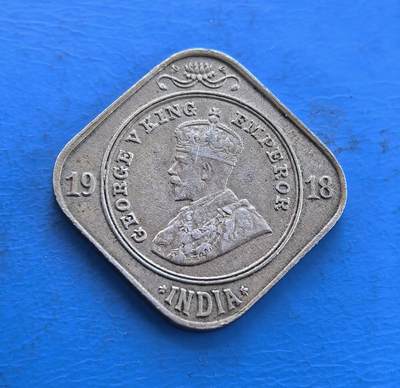 外国优质银币南亚香港苏联等专场，周六九点倒数截拍，满百包邮，持续收拍 - 英属印度时期 1918 年发行的 2 安娜方形流通币，正面是国王乔治五世的侧面像，环绕 “GEORGE V KING EMPEROR” 与 “INDIA” 字样，展现殖民时代的统治印记；背面是醒目的 “2 ANNAS” 面值，辅以乌尔都语、印地语等多种文字，古朴包浆沉淀着特殊的历史价值。