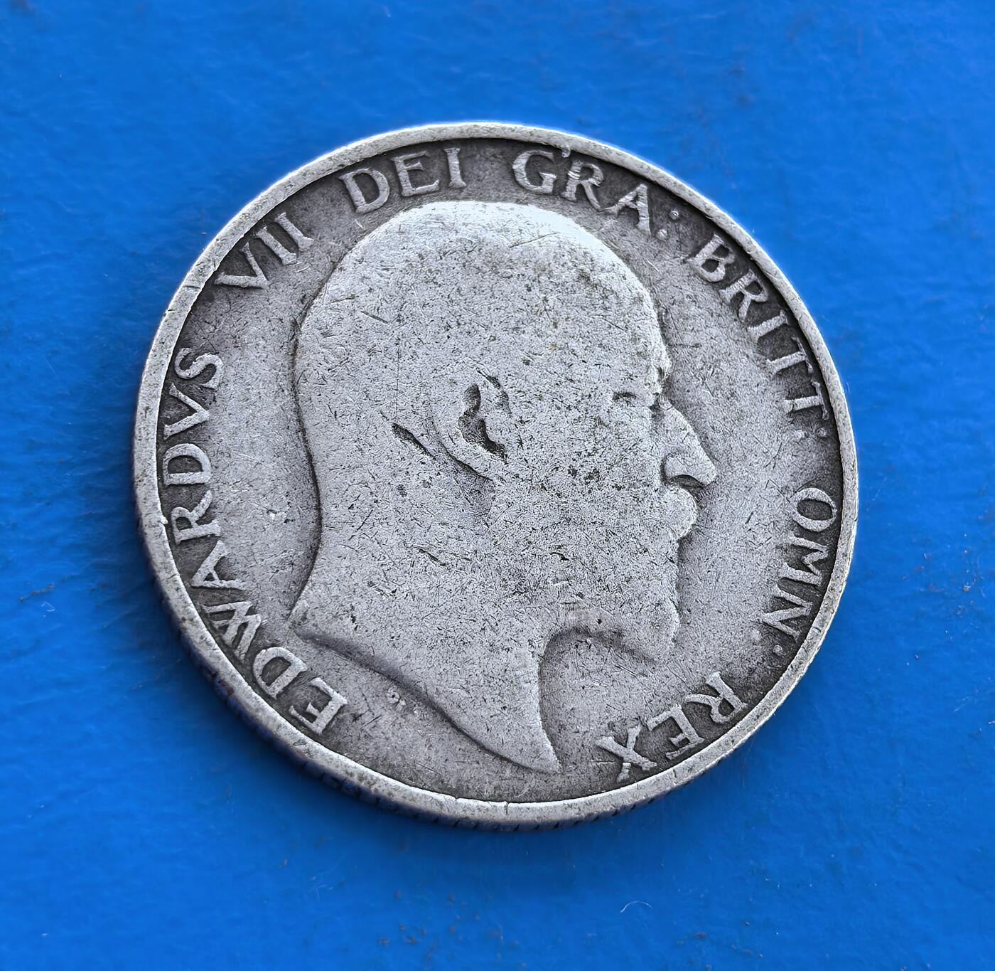 外国优质银币南亚香港苏联等专场，周六九点倒数截拍，满百包邮，持续收拍 英国1904 年爱德华七世 1 先令银币，正面是国王侧面像，轮廓虽经磨损仍显威严；背面为皇冠雄狮浮雕，承载大英帝国历史印记，百年银质包浆温润厚重，兼具流通币的实用价值与历史收藏意义。