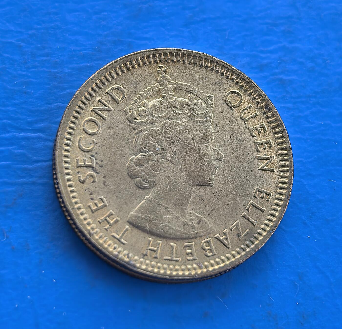 外国优质银币南亚香港苏联等专场，周六九点倒数截拍，满百包邮，持续收拍 原光香港1967 年五仙铜币，正面为英女王伊丽莎白二世侧面像，环刻 “ELIZABETH THE SECOND QUEEN” 字样；背面是 “香港 五仙” 字样与英文 “FIVE CENTS”，细腻包浆见证了英属香港后期的货币历史，是近代殖民钱币收藏的经典品类。