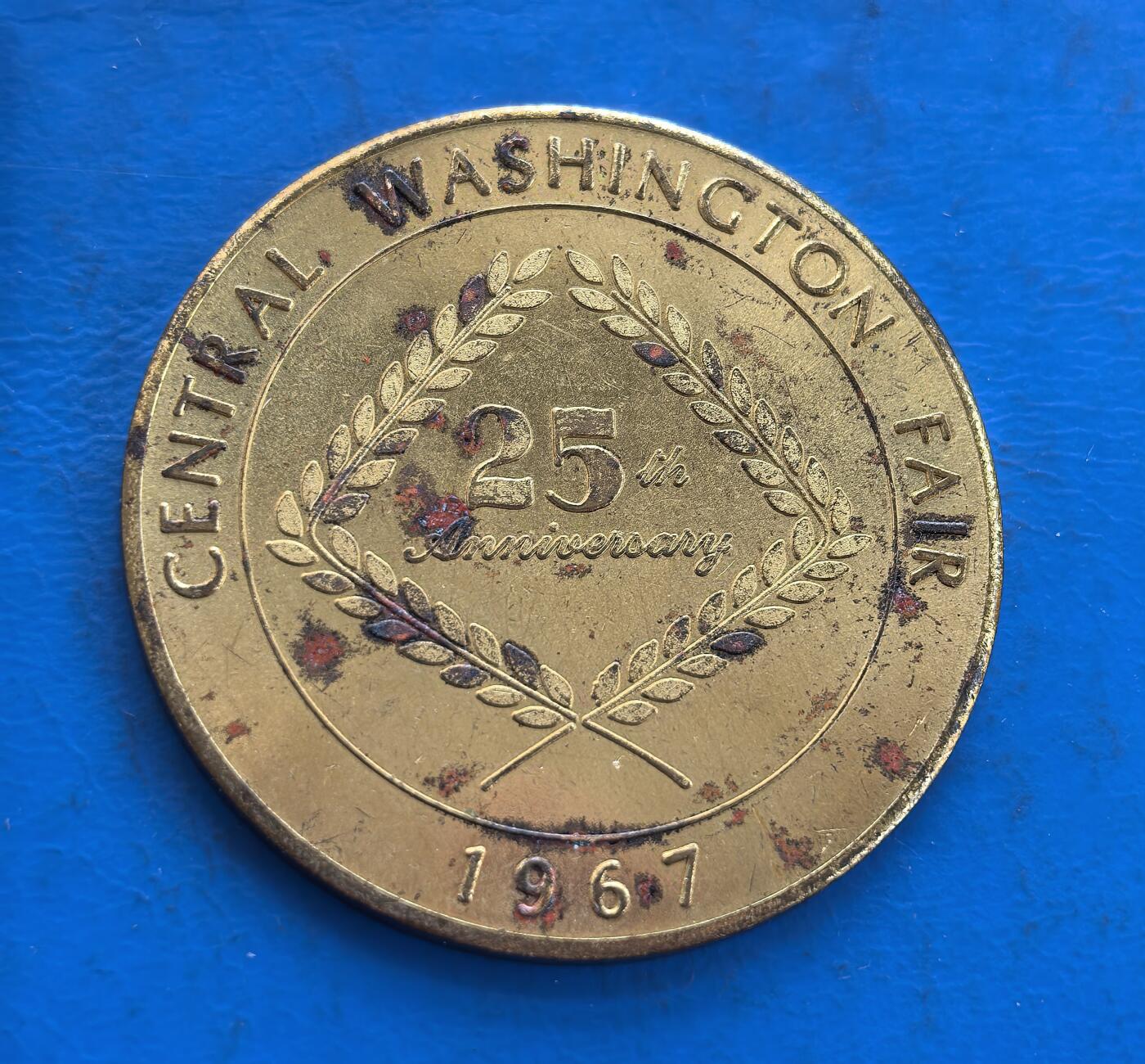 外国优质银币南亚香港苏联等专场，周六九点倒数截拍，满百包邮，持续收拍 美国1967 年华盛顿州博览会50分纪念铜质代币，正面为 “25th Anniversary” 字样与月桂叶花环浮雕；背面标注可兑换 50 美分及博览会信息。复古包浆承载当地农业盛会历史，兼具纪念与实用价值，是美国地方展会代币的特色品类。