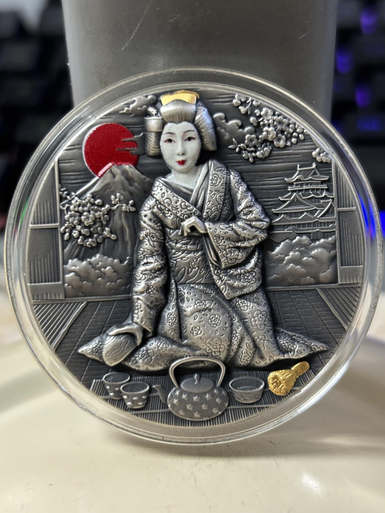 第188期拍卖 纽埃2019年日本文化系列(1)-艺伎茶艺 2盎司超高浮雕仿古镀金彩色银币. 999银，发行500枚