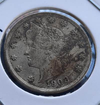 外国优质银币南亚香港苏联等专场，周六九点倒数截拍，满百包邮，持续收拍 - 美国 1908年 V 字 5 美分，正面是头戴冠冕的自由女神侧面像，周围环绕星纹，轮廓虽经岁月磨损仍显庄重；背面为橄榄枝环绕的 “V” 字标识，承载美国早期流通币历史，百年包浆沉淀复古质感。