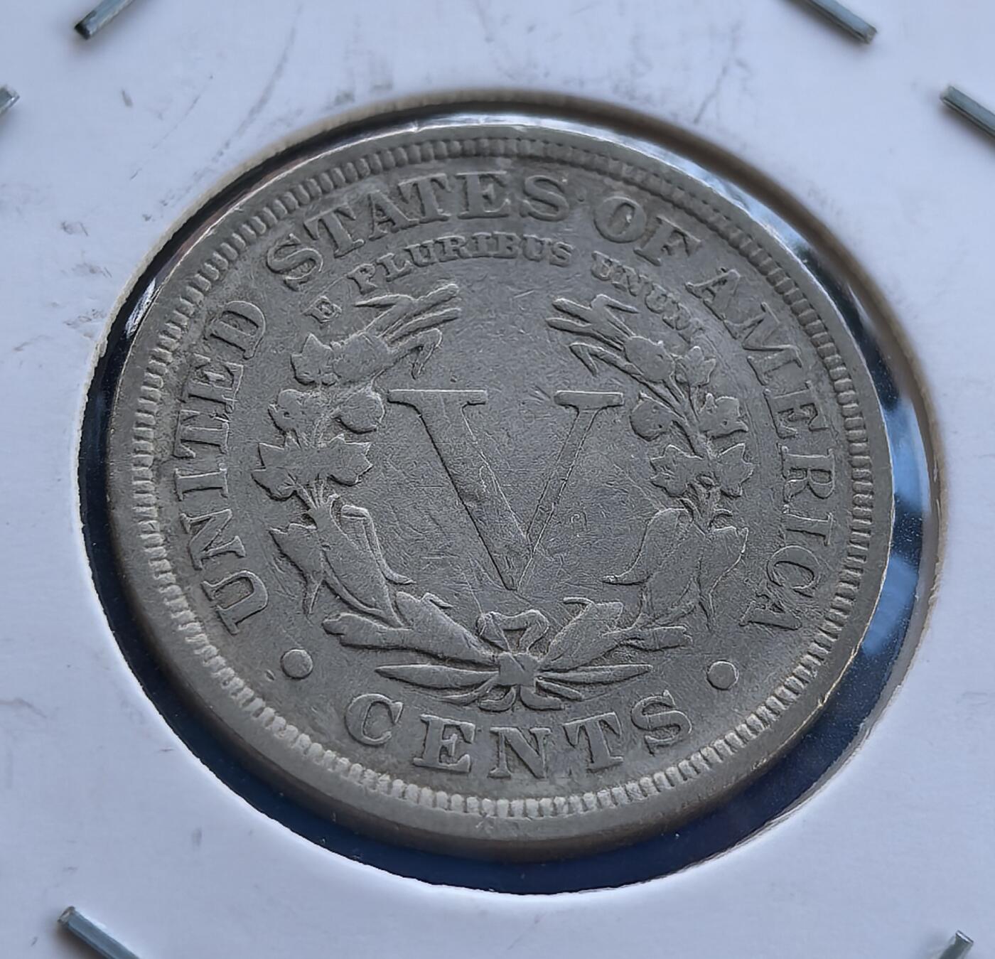 外国优质银币南亚香港苏联等专场，周六九点倒数截拍，满百包邮，持续收拍 美国 1907年 V 字 5 美分，正面是头戴冠冕的自由女神侧面像，周围环绕星纹，轮廓虽经岁月磨损仍显庄重；背面为橄榄枝环绕的 “V” 字标识，承载美国早期流通币历史，百年包浆沉淀复古质感。