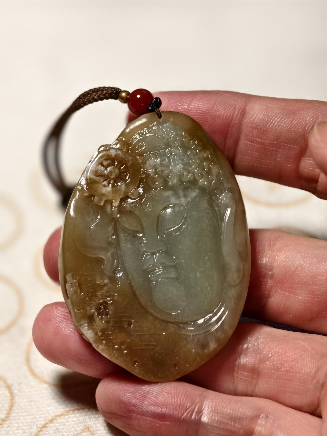 抚柳草堂-第八期章牌钱币 奖章勋章限时免佣 满百包邮 放漏专场 和田玉新疆且末料纯手工雕刻一念之间 玉质油润 质地均匀 长59mm款41mm重44.9g 