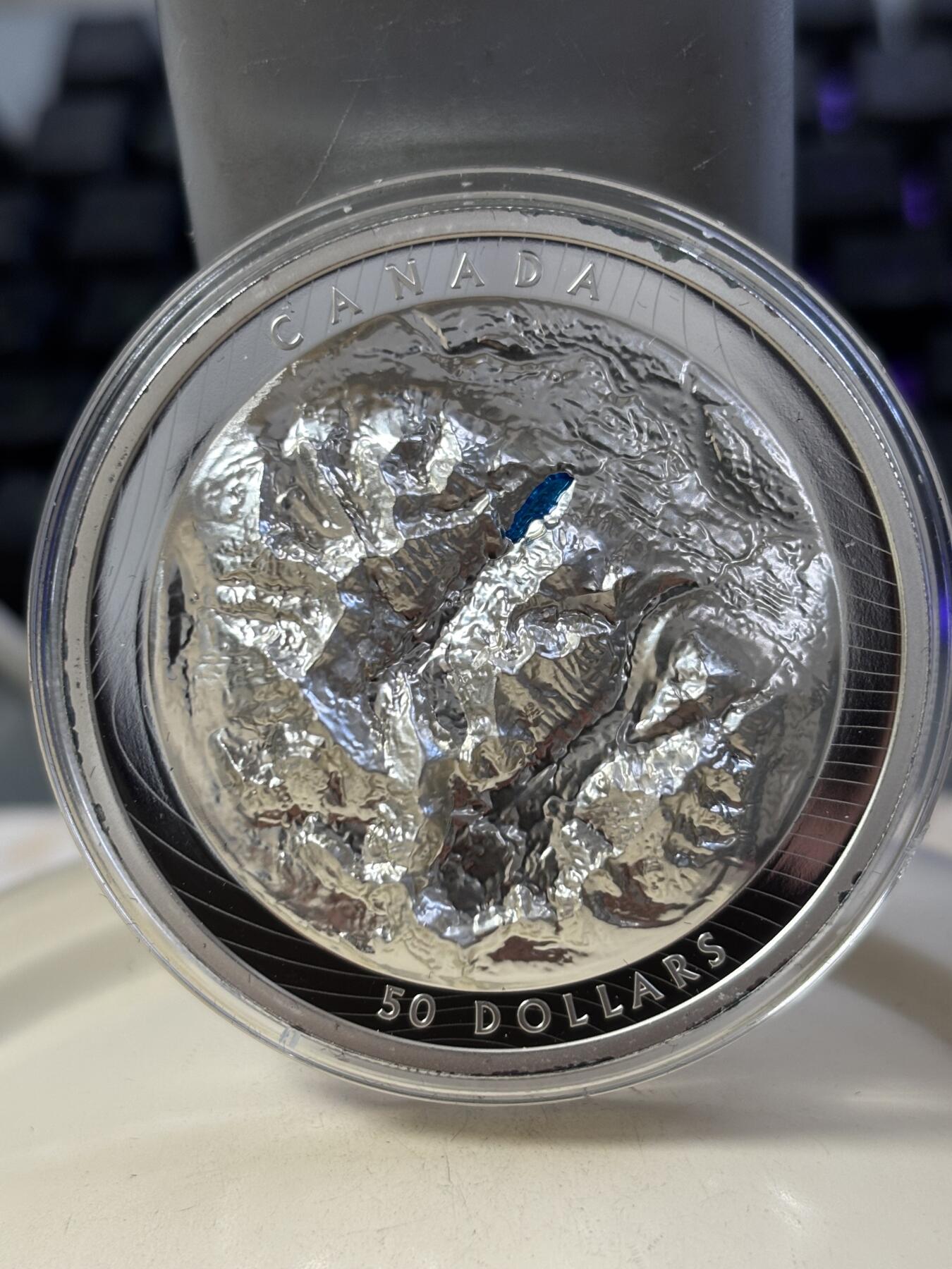 第188期拍卖 加拿大2021年落基山脉明珠路易斯湖潮高浮雕银币，9999银，82.3克，发行3000枚