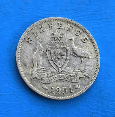 外国优质银币南亚香港苏联等专场，周六九点倒数截拍，满百包邮，持续收拍 - 澳大利亚1951 年乔治六世六便士银币，正面是国王侧面像轮廓，尽显王室质感；背面袋鼠与鸸鹋守护盾纹，是澳式国徽经典设计，百年包浆温润，兼具英联邦历史底蕴与澳洲本土文化符号，收藏价值独特。