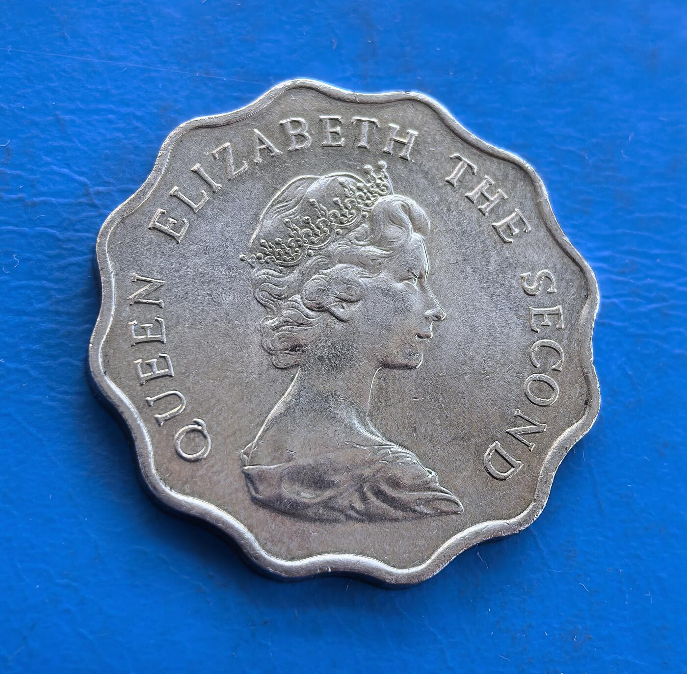 外国优质银币南亚香港苏联等专场，周六九点倒数截拍，满百包邮，持续收拍 原光1981年香港贰圆，正面为英女王伊丽莎白二世侧面像，环刻 “QUEEN ELIZABETH THE SECOND” 字样；背面是戴皇冠的狮子图案，搭配 “香港 贰圆” 字样与英文 “TWO DOLLARS”，波浪花边设计独特。原光包浆保留出厂光泽，是近代殖民钱币收藏的优质品类。