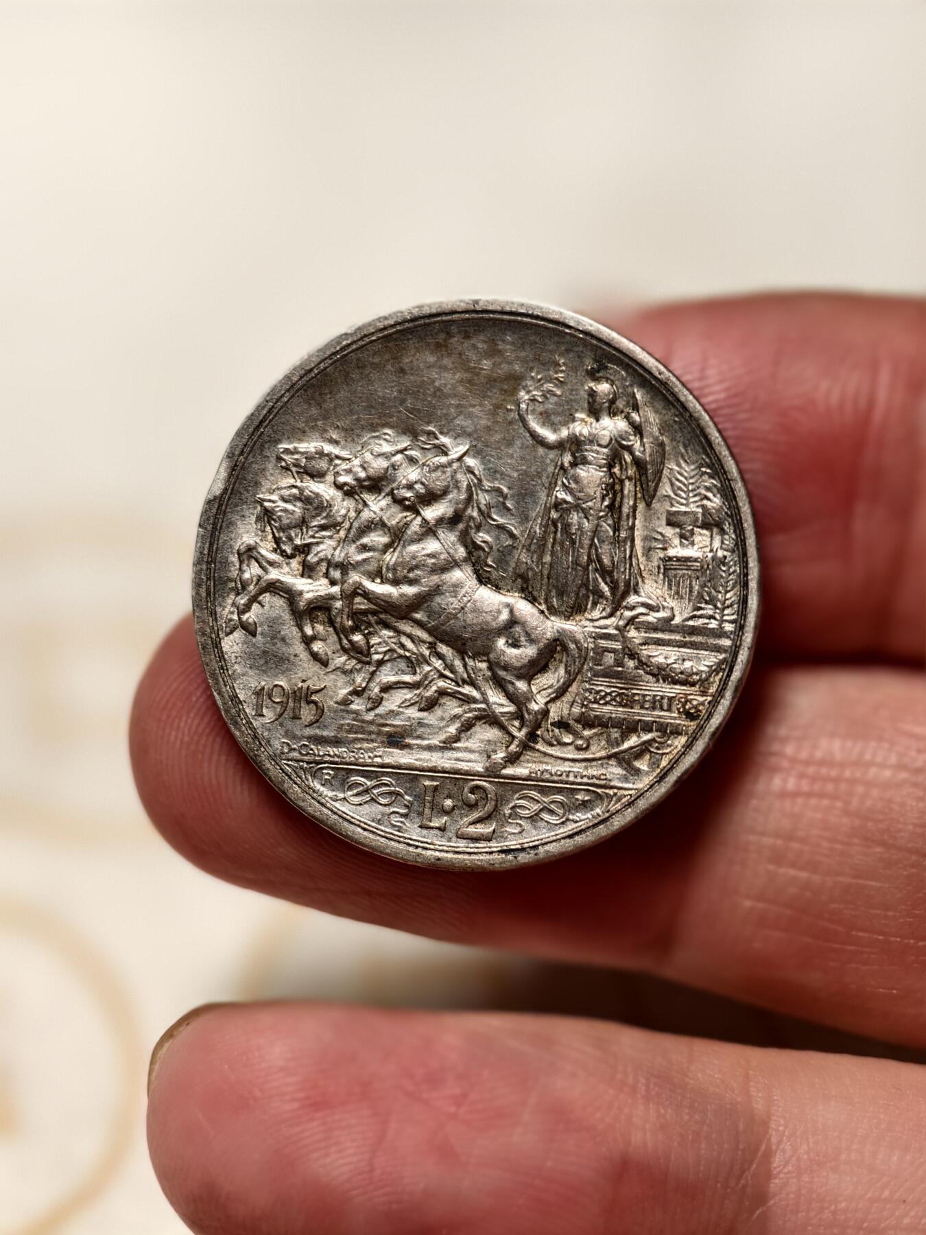 抚柳草堂-第八期章牌钱币 奖章勋章限时免佣 满百包邮 放漏专场 1915意大利维克托里奥努玛埃莱三世 马车2里拉银币 重10.1g 雕刻精美 非常漂亮的品种