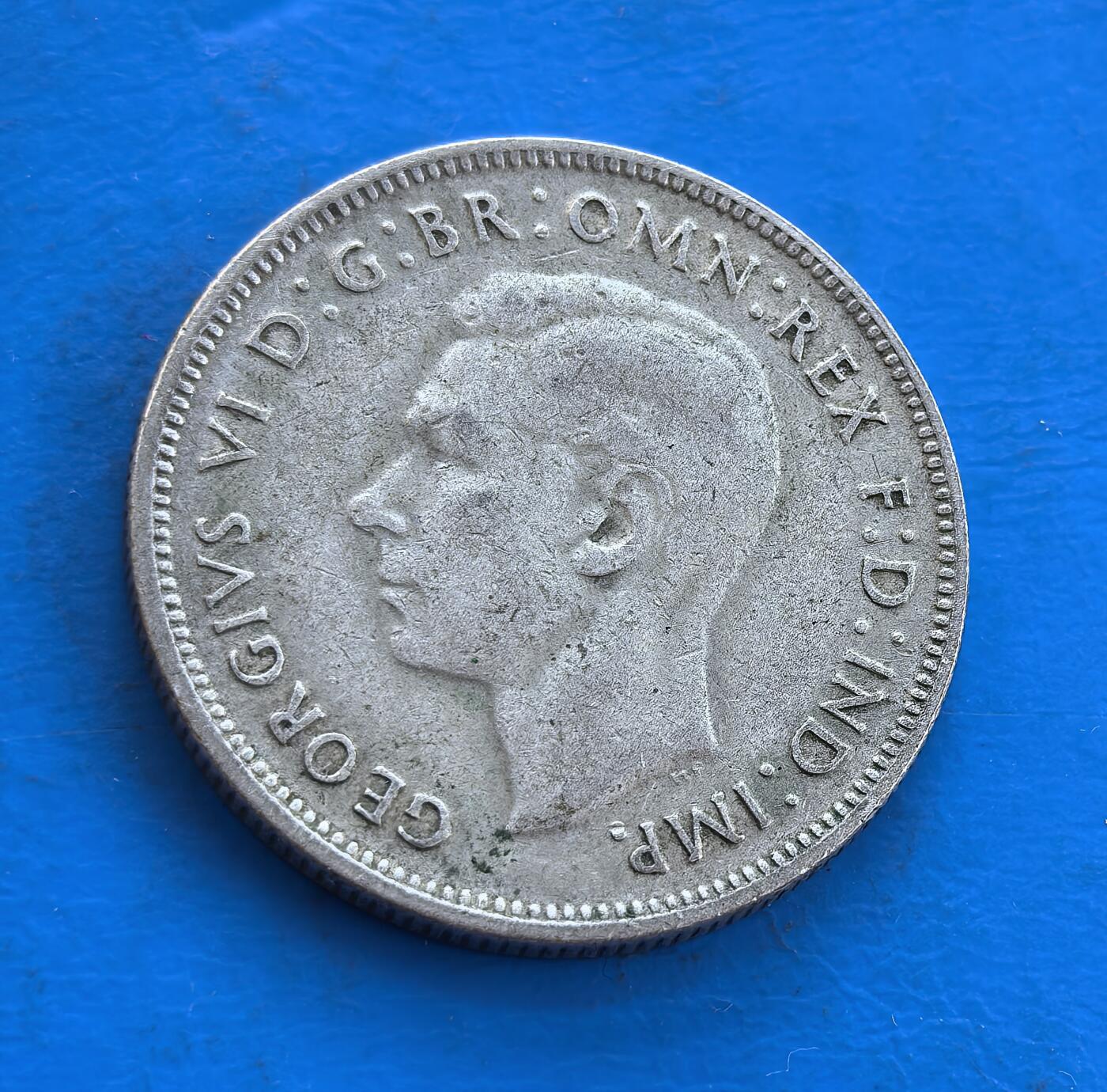 外国优质银币南亚香港苏联等专场，周六九点倒数截拍，满百包邮，持续收拍 澳大利亚1947 年乔治六世佛罗林银币，正面是国王侧面像，轮廓沉稳刚毅，尽显英联邦王室风范；背面是袋鼠与鸸鹋守护的盾形国徽，细节饱满，温润包浆沉淀着二战后澳洲的历史底蕴，兼具地域特色与收藏价值。