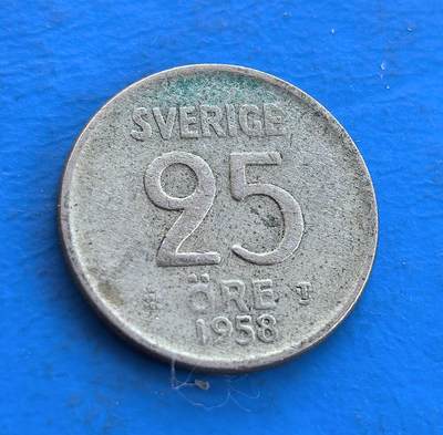 外国优质银币南亚香港苏联等专场，周六九点倒数截拍，满百包邮，持续收拍 - 瑞典1958 年 25 欧尔铜币，正面是醒目的 “25” 面值与 “SVERIGE” 字样，设计简洁明了；背面为瑞典皇家皇冠浮雕，承载北欧王室的历史印记，铜质包浆温润，兼具实用流通属性与复古收藏价值。