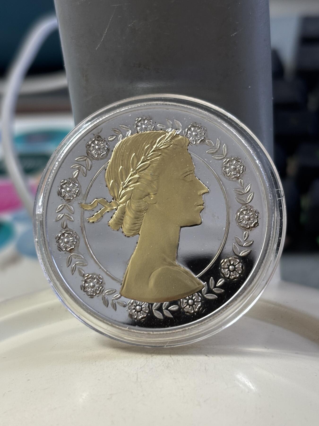 第188期拍卖 新西兰2015在位时间最长君主女王头像旋转镀金银币，999银镀金，发行2015枚